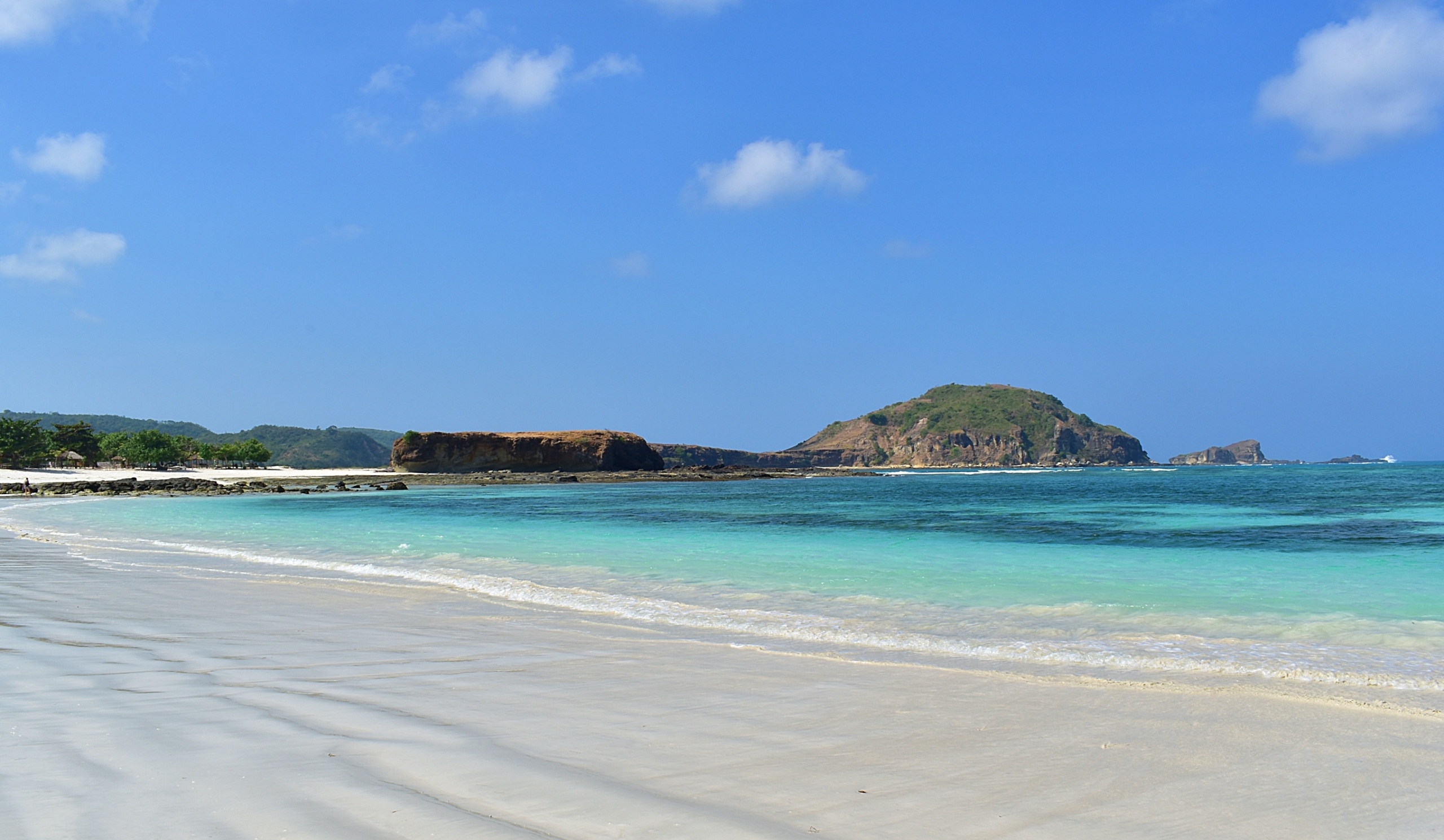 Tanjung Aan: Pasir Putih dan Laut Biru yang Cantik